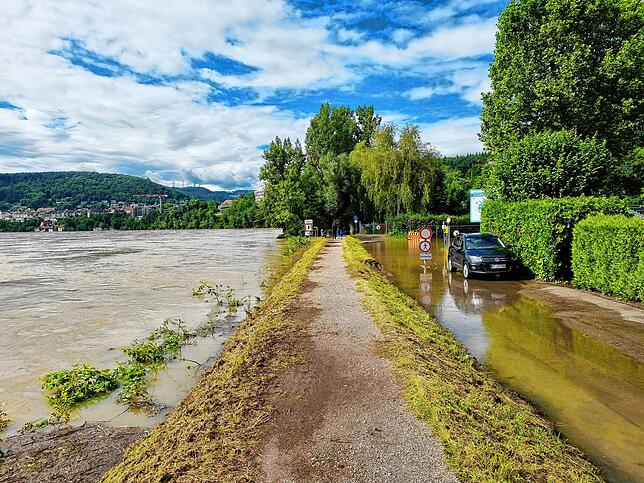 Am Freitag, 16. Juli, ist der Rhein in der Waldshuter Schmittenau noch immer über die Ufer getreten.