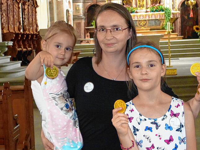 Auch Elena, Stephanie und Anna Neigenfind (von links) bekamen zum Schluss einen Schokotaler. Die Kinder hätten für ihre Disziplin einen ...