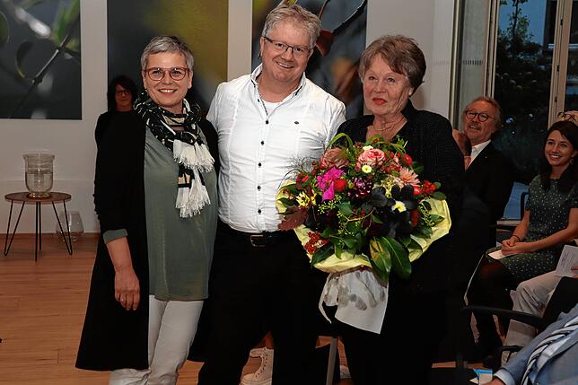 Gaby Eckert (Vorsitzende des Hospizvereins) und Wolfgang Heintschel (Geschäftsführer von Horizont) freuen sich mit Irmgard Schellhammer ...