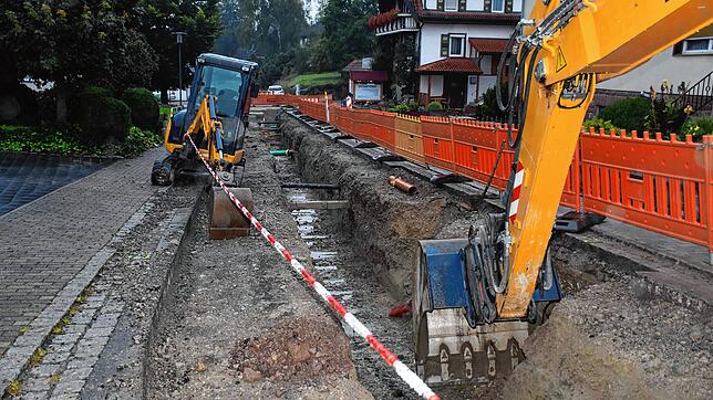 Auf Hochtouren laufen die Tiefbauarbeiten in der Sinkinger Straße. Dabei werden die Wasserleitung erneuert und ein Regenwasserkanal ...