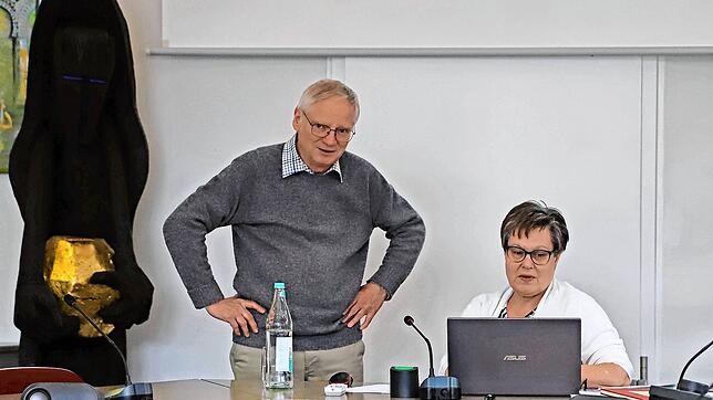 Peter Birkenholz, Vorsitzender des VdK-Sozialverbands, begrüßt Referentin Sabine Hummel, die über den Umgang mit demenziell Erkrankten ...