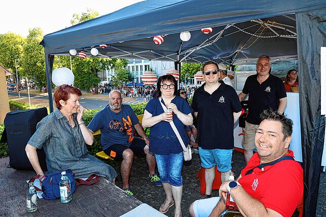 Bild 21: Mega Flohmarkt in Konstanz und Kreuzlingen: die ersten Besucher schlendern über die Verkaufsflächen