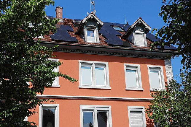 Mit der PV-Anlage auf dem Dach betreibt Christoph Lukas aus Teil sechs unseres Schwerpunkts nicht nur eine Wärmepumpe, sondern lädt ...