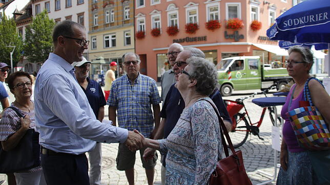 Dicht belagert am Info-Stand des SÜDKURIER: OB-Kandidat Jürgen Roth (links) stellt sich am Mittwoch zwei Stunden lang den Fragen der ...