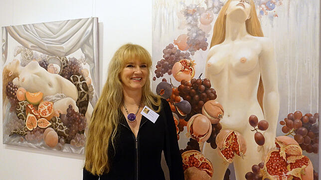 Den paradiesischen Sündenfall thematisiert im Grand Salon die in Rheinfelden/Schweiz lebende Malerin Andrea Berthel mit weiblichen ...