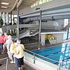 Während der Führung im Rahmen der Aktion &bdquo;SÜDKUIER öffnet Türen&ldquo; mit Bodensee-Therme Betriebsleiter Peter Koop (links, ...