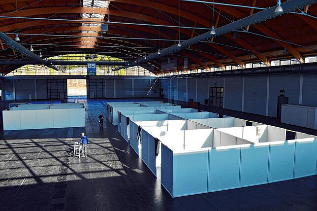 Blick in die Messehalle beim Aufbau.