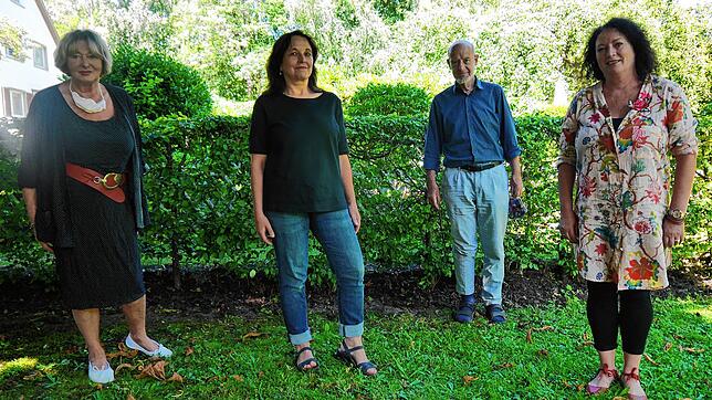 Ursula Boos, Karin Mack, Dietrich Siebörger und Stephanie Richter (von links) sind als Einzelhändler gegen Aldi und Rossmann in ...