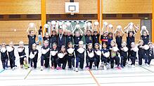 Mit einem Tanz aus dem Weltall begeistert die aktuell vier Jahrgänge umfassende Gruppe des Kinderturnens, die sich gern weiter aufteilen ...