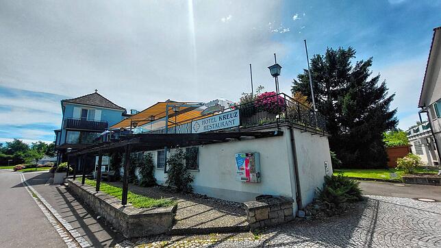 Das Hotel Restaurant Kreuz im Zelleleweg. Dieser Blick bietet sich am Eingang zur Insel den Besuchern.