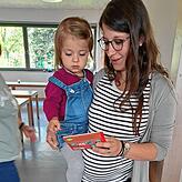 Ehrenamtliche Familienbesucherin Sandra Brandl mit Tochter bei der Sichtung des aktuellen Infomaterials.