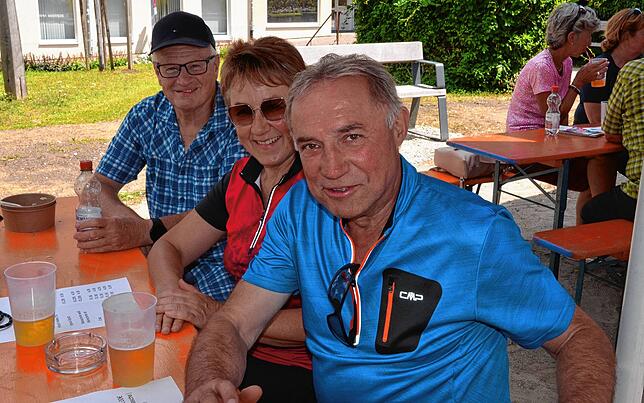 Auch Wolfgang Rößler aus dem Deggenhausertal (vorne) ist per Rad nach Markdorf gekommen.