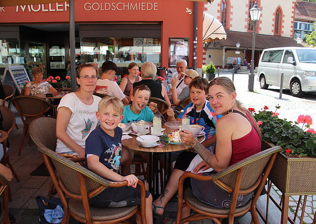 Die Freundinnen Sabine Henke (links) und Leonie Wimmer (rechts) verspeisen mit den Söhnen Felix, Ari und Jorin ein Eis.
