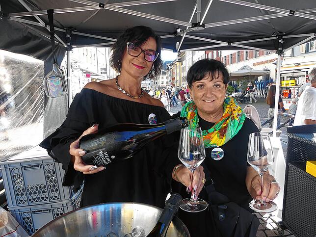 Sylvia De Paola und Margarete Lenz (rechts)vom Werbe und Förderkreis hatten an ihrem Stand Sekt und Zopf angeboten