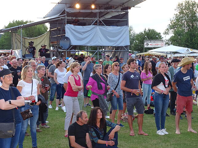 Stehend oder sitzend verfolgen die Musikfreunde Auftritte von über 30 Bands.