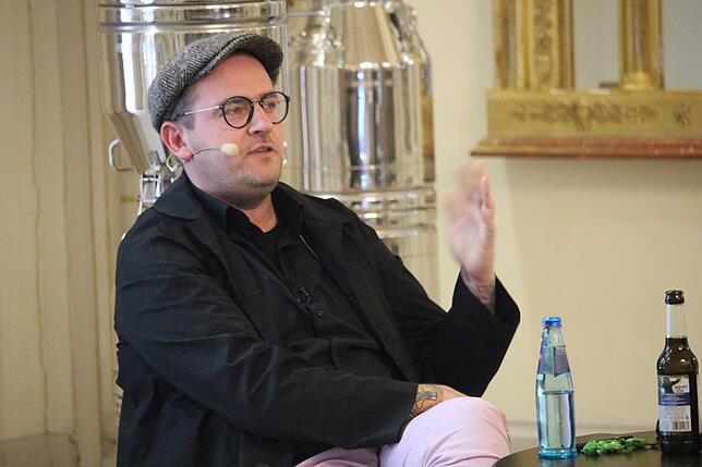 Wie fing Stefan Strumbel aus Offenburg mit seiner Kunst an? Im Austausch mit Besuchern des Museum Art Plus erzählt er von der ...