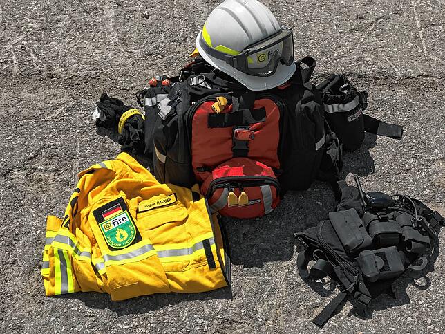 20 bis 25 Kilogramm Ausrüstung tragen die Mitglieder von @fire am Körper.