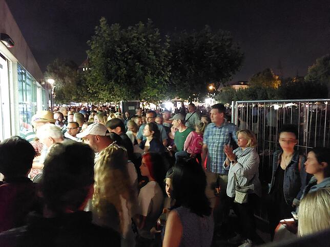 Viele Menschen, aber keine drangvolle Enge: So sieht es gegen Mitternacht auf dem Seenachtfest aus.
