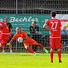 Luca Magro (links) erzielt per Elfmeter den Treffer zum 4:1-Endstand.