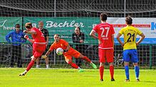 Luca Magro (links) erzielt per Elfmeter den Treffer zum 4:1-Endstand.