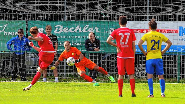 Luca Magro (links) erzielt per Elfmeter den Treffer zum 4:1-Endstand.