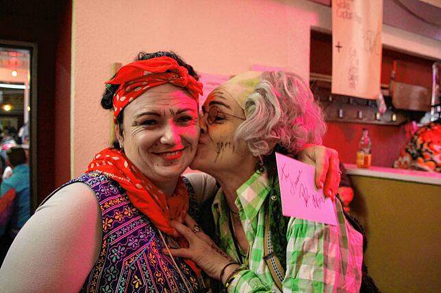 Bewährt hatten Narrenmutter Simone Müller-Schanz (links) und Pamela Armbruster als Marie und Sepp durchs Programm geführt beim bunten ...