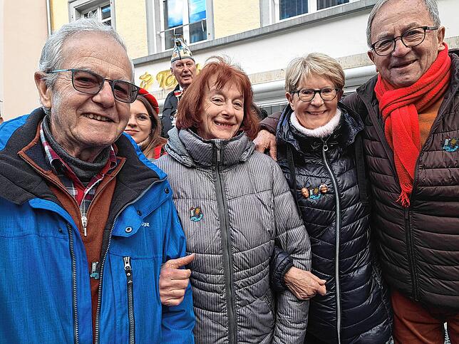 Besuch aus der Partnerstadt Pontarlier. Gérard Vacelet (links) und seine Frau sind schon seit Jahren Gast bei der Villinger Fasnet. ...