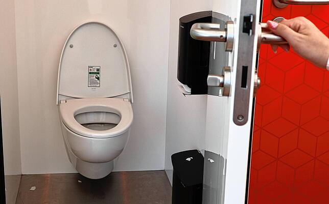 Bei diesen Toiletten wird mit Wasser gespült.