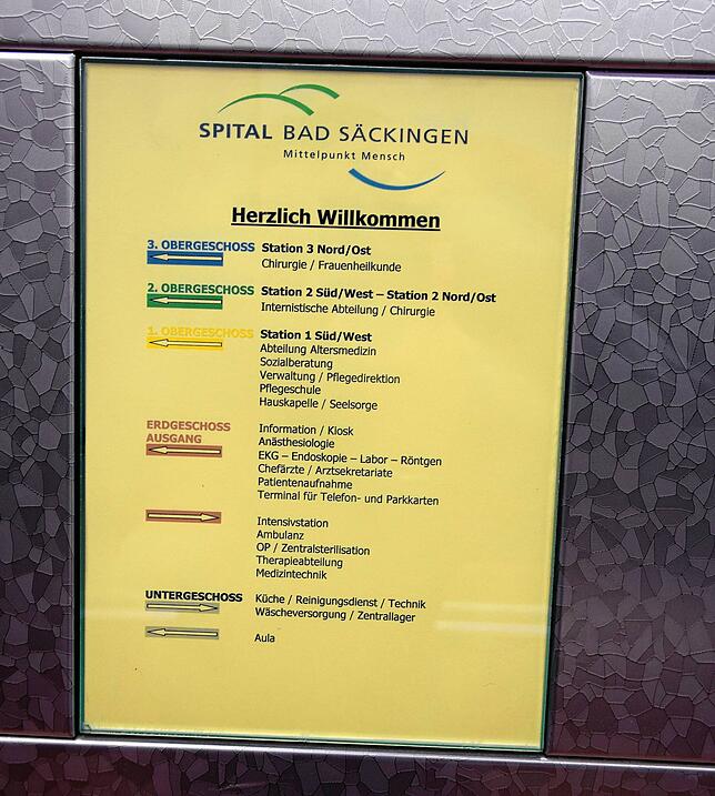 Ein Relikt aus vergangenen Zeiten: In den Aufzügen des Gesundheitscampus in Bad Säckingen hängen noch die Wegweiser des einstigen Spitals.
