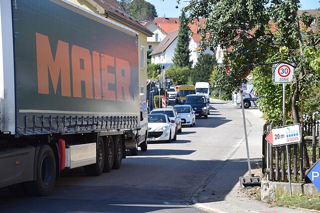 Rückstau in der Nellenburgstraße. Nach links geht es zum Schiesser-Knoten und weiter zur Industriestraße oder dem Linde-Kreisel.