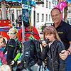 Walter Sonntag vom Tauchsportzentrum erklärte an seinem Stand, wie ein Jacket mit Flasche und Atemregler funktioniert. Anna (10) aus ...