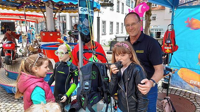 Walter Sonntag vom Tauchsportzentrum erklärte an seinem Stand, wie ein Jacket mit Flasche und Atemregler funktioniert. Anna (10) aus ...
