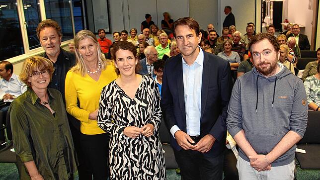 Bürgermeisterin Ute Seifried (von links), Manfred Hensler vom Sprecherrat, FDP-Bundestagsabgeordnete Ann-Veruschka Jurisch, ...