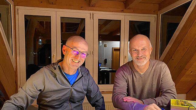Markus Martin (links) und Roland Scherer sammeln Informationen zur bald 100-jährigen Geschichte der Seestraße in Bodman.