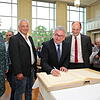 Beim Festakt der Jenischen in Singen trägt sich Justizminister Guido Wolf (Mitte) ins Goldene Buch der Stadt ein. Neben ihm (v.l.) ...