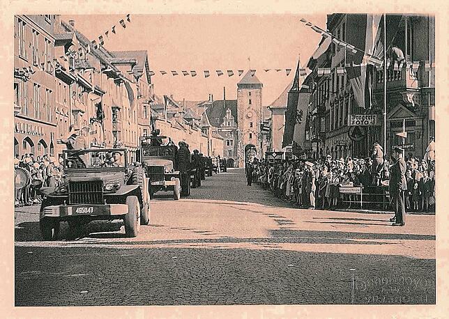 Unser Bild zeigt eine Militärparade in der Oberen Straße am französischen Nationalfeiertag am 14. Juli 1945 Villingen.