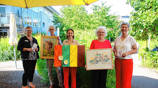 Sie freuen sich über Kunst im Seniorenheim (von links): Martina Meier, Mathias Hoffmann, Susanne Maglio, Ingrid Veit und Annette Loll. ...