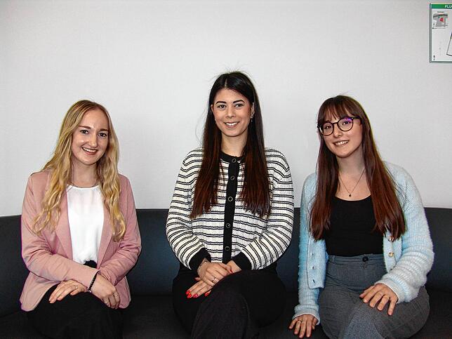 Sarah Schmieder (links) und Hannah Schmid (rechts) mit ihrer Ausbildungsbeauftragten Madlene Tavit, die im Vorzimmer des Bürgermeisters ...