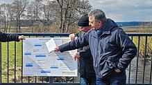 Werner Obergfell (rechts) erläutert den Ablauf der Flurneordnung.