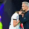 Christian Wück, Bundestrainer der Frauen-Nationalmannschaft, tröstet Jule Brand.