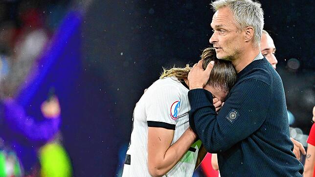 Christian Wück, Bundestrainer der Frauen-Nationalmannschaft, tröstet Jule Brand.