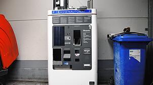 Aussortiert: Unbekannte haben versucht, diesen Automaten aufzuhebeln. Das ist ihnen nicht gelungen.