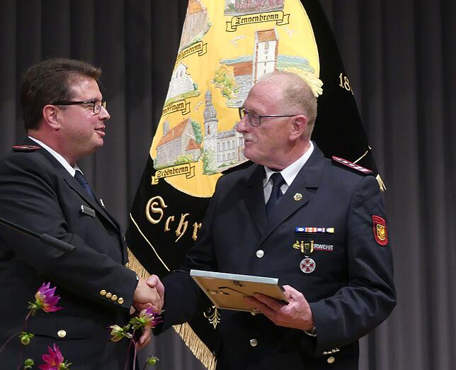 Jürgen Eberhard vom Kreisfeuerwehrverband (links) gratuliert zur silbernen Ehrenmedaille des Landesfeuerwehrverbands Stadtbrandmeister ...