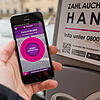 Das Symbolbild zeigt, wie man Parkgebühren per App minutengenau mit dem Handy bezahlen kann. Dies wird künftig auch in Überlingen ...