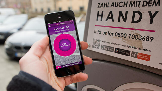 Das Symbolbild zeigt, wie man Parkgebühren per App minutengenau mit dem Handy bezahlen kann. Dies wird künftig auch in Überlingen ...