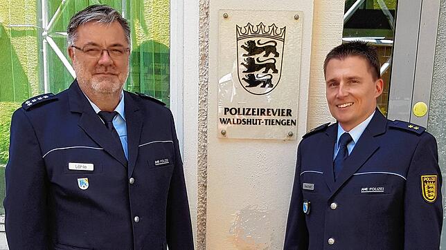 Domenik Reichelt (rechts) leitete das Polizeirevier Waldshut-Tiengen ab Oktober 2013. Nach seinem Wechsel an die Polizeihochschule in ...