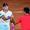 Dominik Koepfer (links) gratuliert Roger Federer zum Gewinn eines mitreißenden Spiels bei den French Open.
