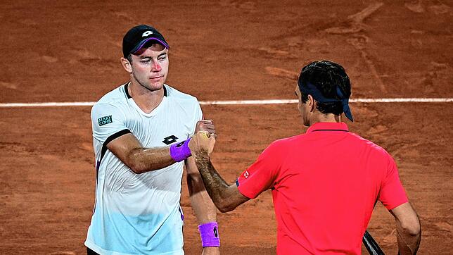 Dominik Koepfer (links) gratuliert Roger Federer zum Gewinn eines mitreißenden Spiels bei den French Open.