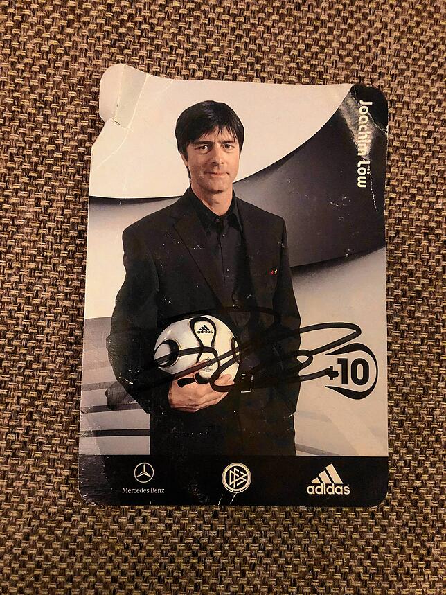 Eine Autogrammkarte von Joachim Löw, wahrscheinlich aus dem Jahr 2006.