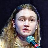 Die ukrainische Studentin Diana Kostenko meldet sich bei einer Solidaritätsaktion des Theaters für die Ukraine zu Wort.